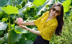 女模人乳喂富豪图